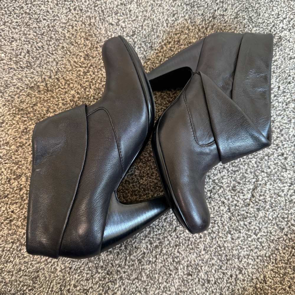 Sofft Women's Size 7M Freeda Black Leather Closed Toe Slip On Ankle Booties - Picture 7 of 11